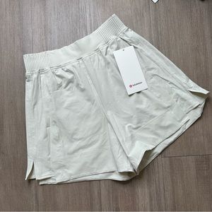 Lululemon Stretch Woven Relaxed-Fit HR Short 4" - Bone